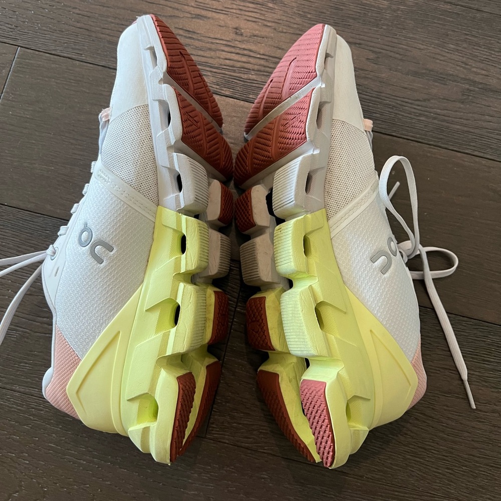 Oncloud White and green sneackers
